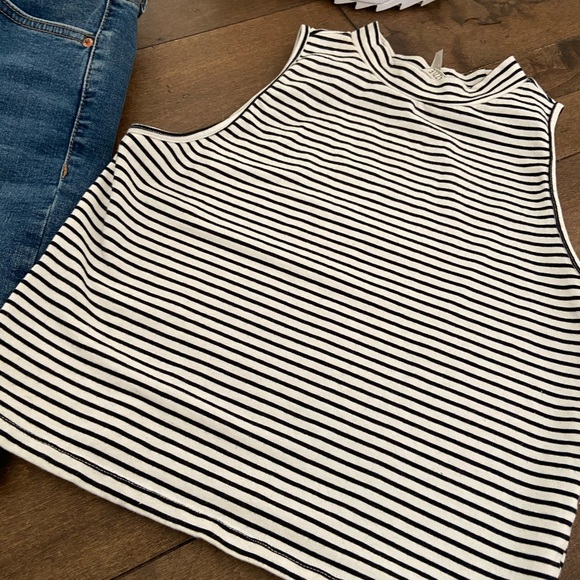 High neck crop top- sleeveless - Picture 2 of 3